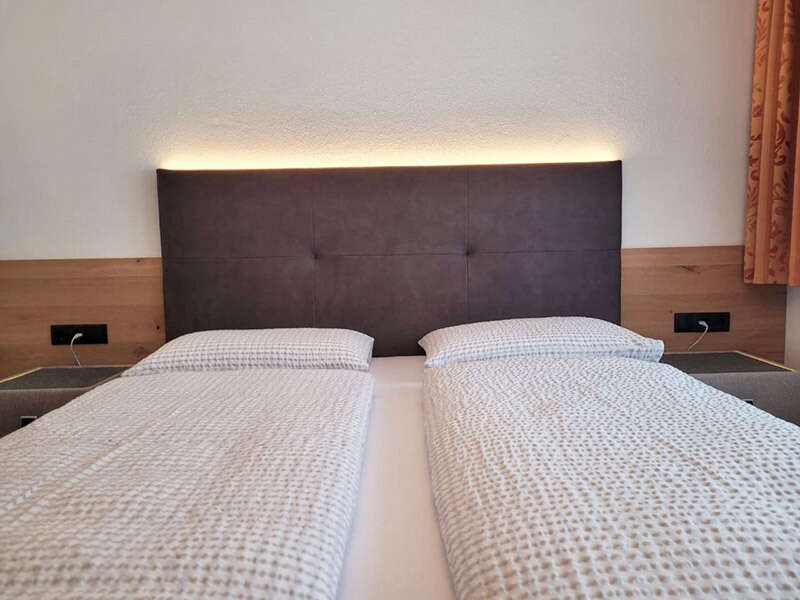 Doppelbett im Appartement Naudersperg