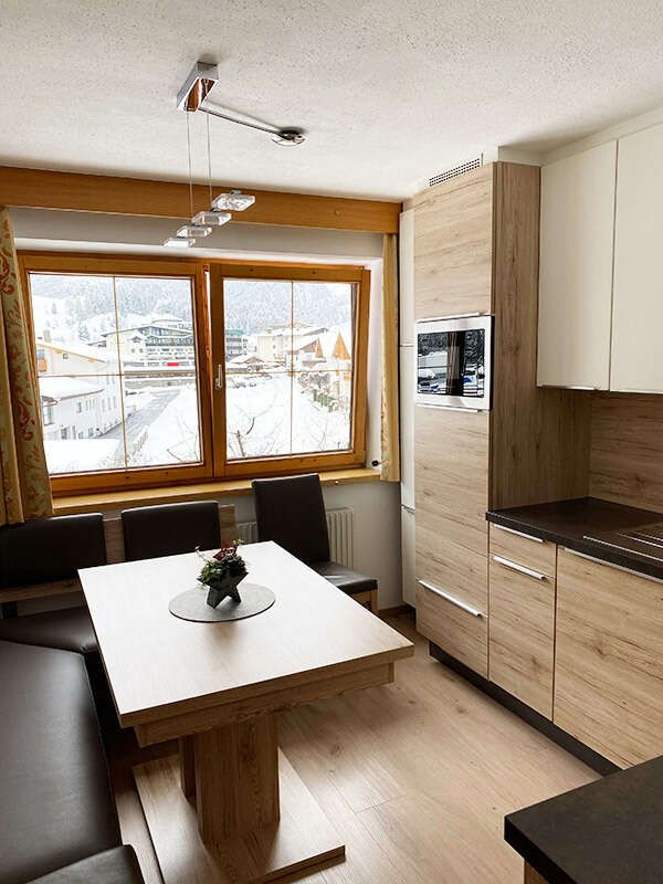 Küche mit Sitzecke im Appartement Churburg in Valdafur Suites in Tirol