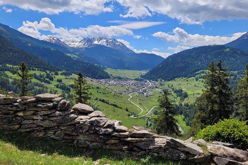 Ausblick auf Nauders in Tirol im Sommer