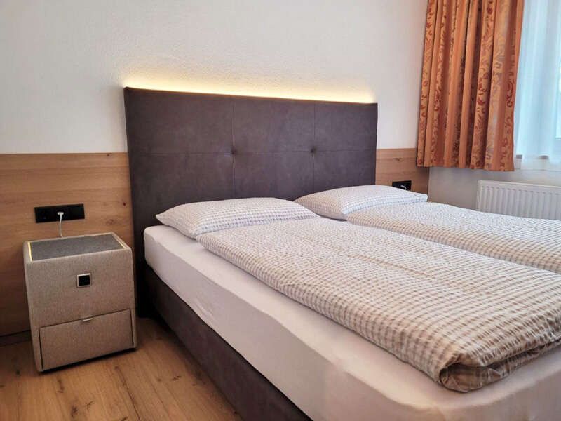 Schlafzimmer mit Doppelbett im Appartement Naudersperg in Valdafur Suites