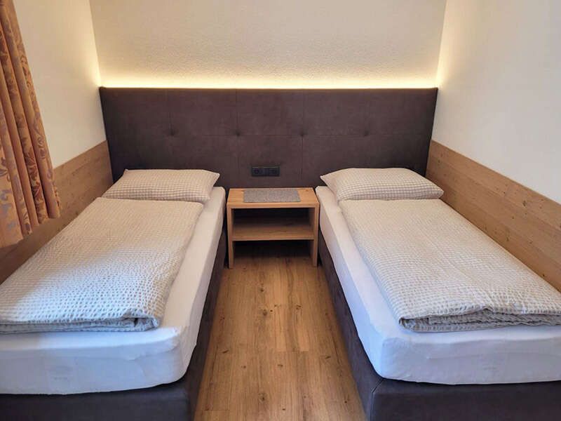 Schlafzimmer mit zwei Einzelbetten im Appartement Naudersperg in Acla Valdafur Suites