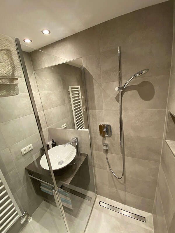 Badezimmer mit Dusche im Appartement Churburg in Valdafur Suites